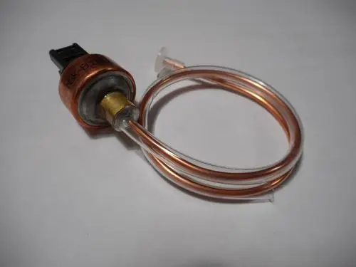 Remeha HD-Fühler mit Kupferrohren und elektrischem Anschluss, geeignet für Temperaturmessungen in Heizungsanwendungen.